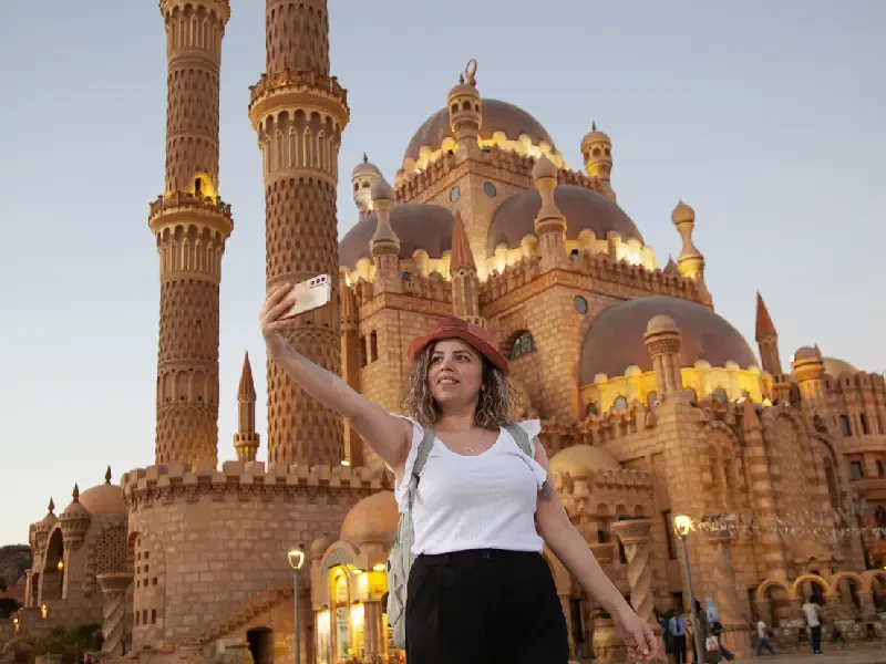 Donna che scatta selfie, Egitto a Febbraio