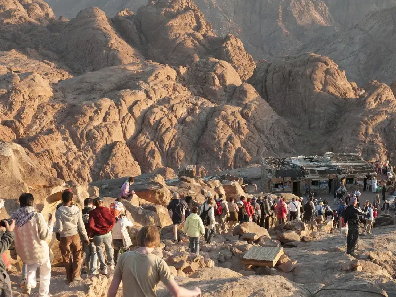 molte persone sulla montagna di sinai, Egitto a Febbraio
