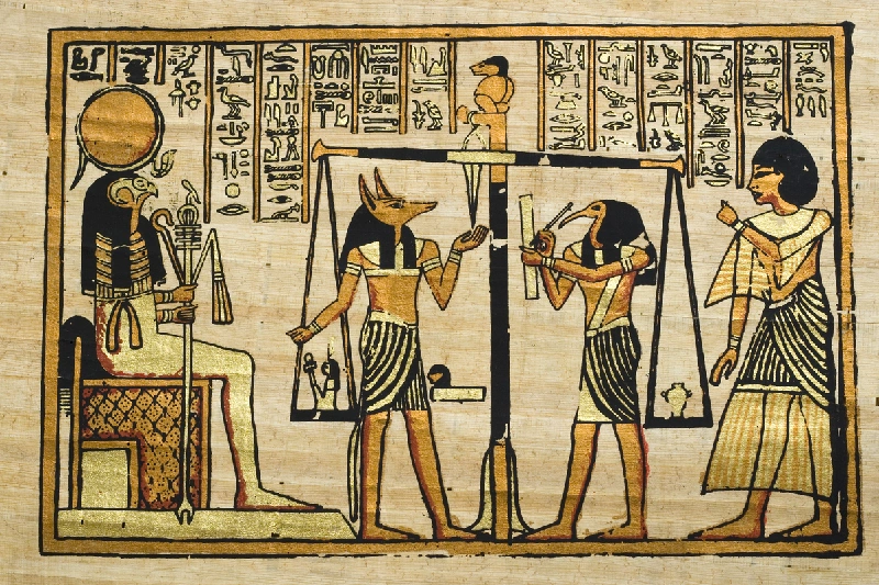 Escena del juicio de Osiris en un papiro egipcio antiguo.