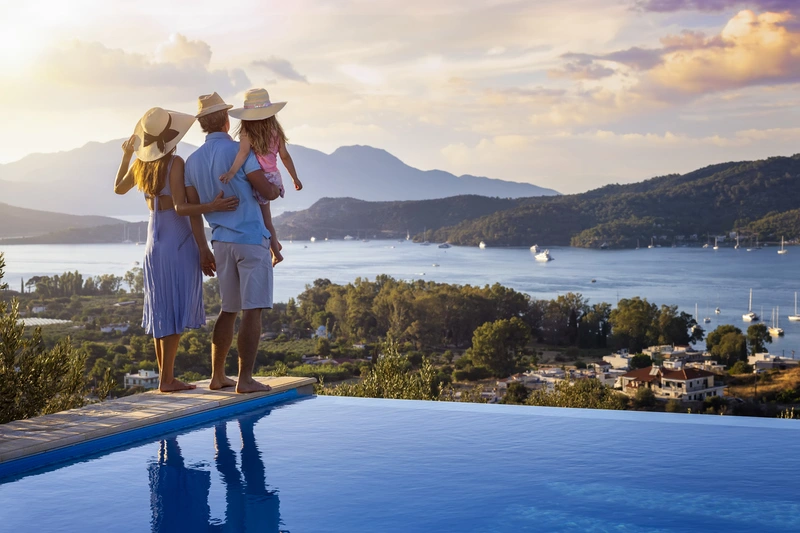 Una familia disfruta del hermoso atardecer en Grecia