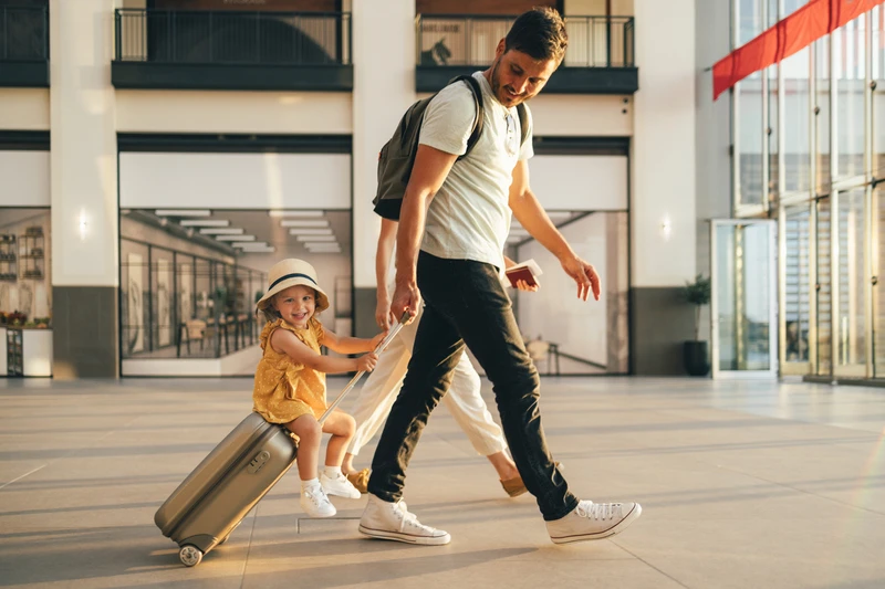 Familia joven divirtiéndose viajando juntos Familia joven divirtiéndose viajando juntos