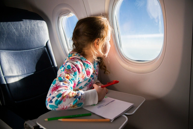 Niña en avion Niña en avion