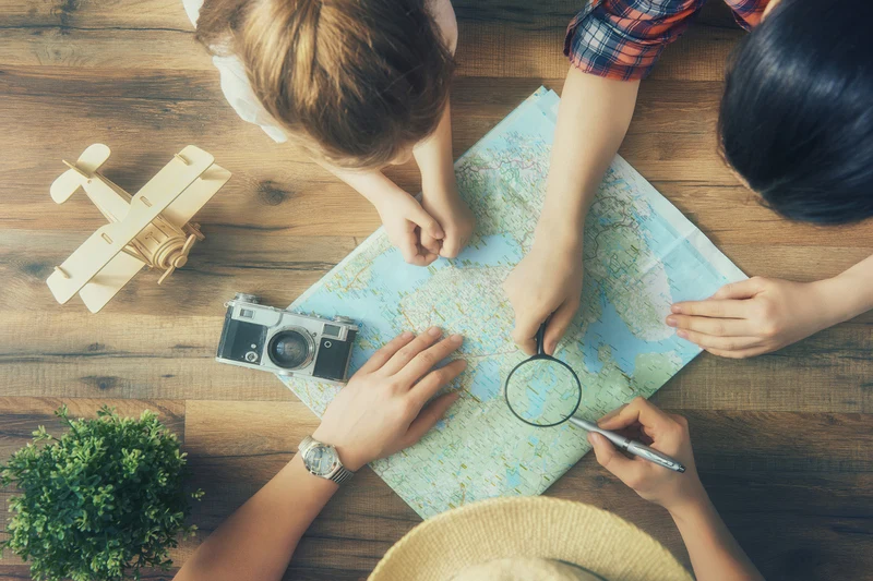 Familia preparándose para el viaje Familia preparándose para el viaje