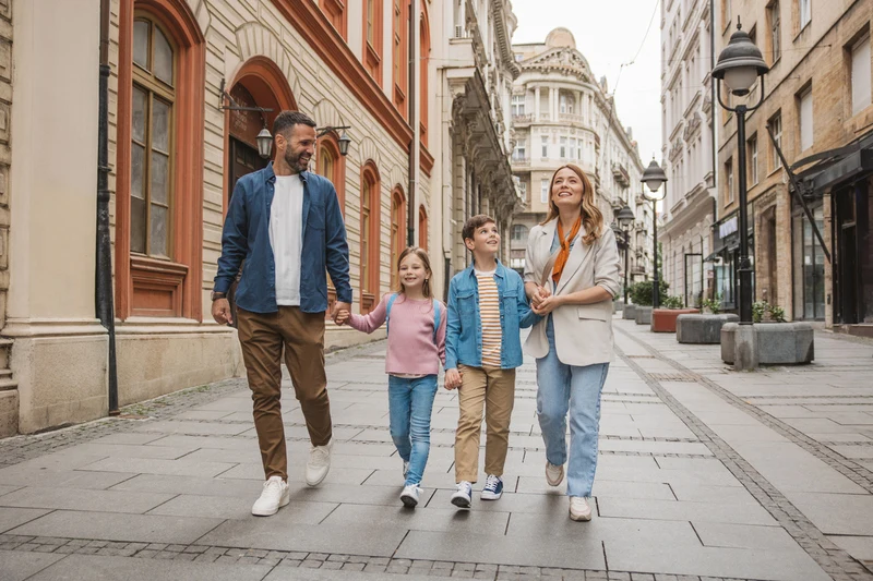 Familia explorando la ciudad Familia explorando la ciudad