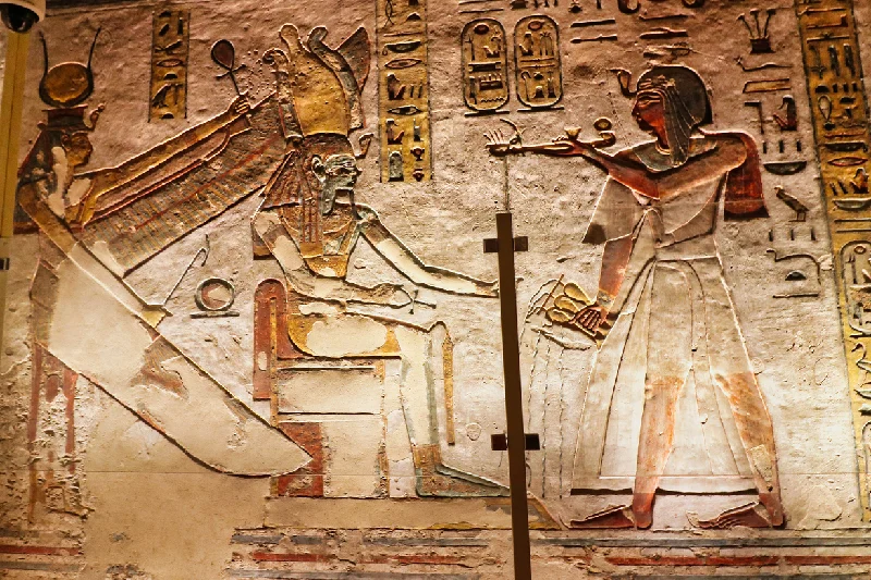 Hermoso relieve de pared de Ramsés III ofreciendo incienso ante el dios sentado Ptah Sokar Osiris con la diosa Isis en la Tumba de Ramsés III, KV11, Valle de los Reyes, Luxor, Egipto