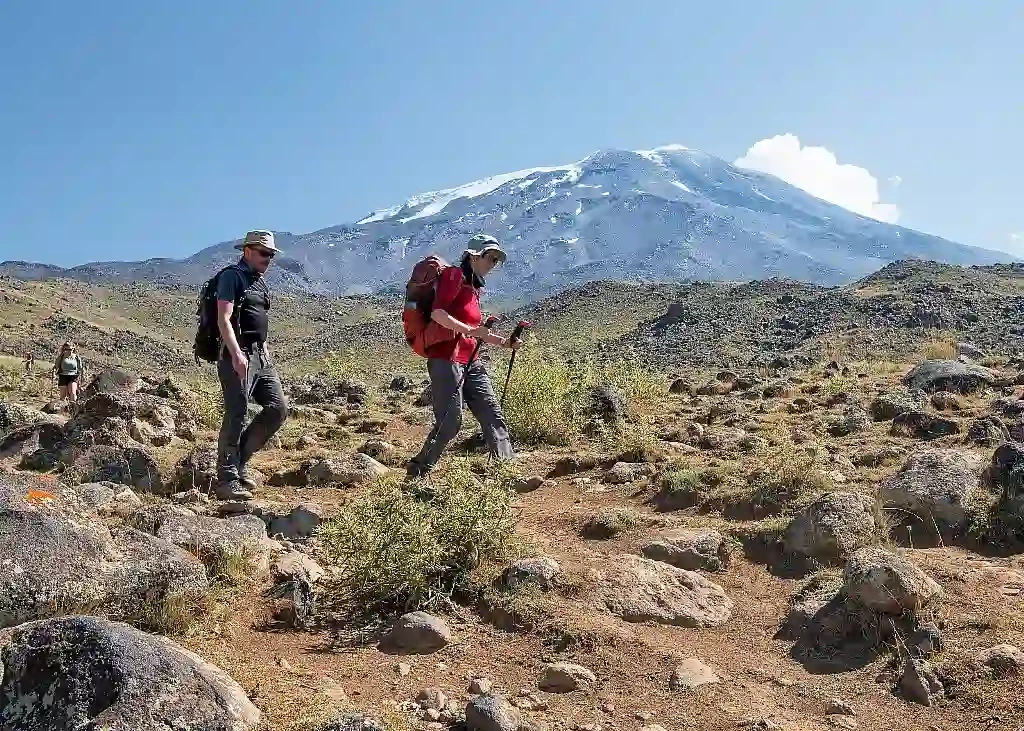 una coppia fa trekking sul monte ararat , monte ararat