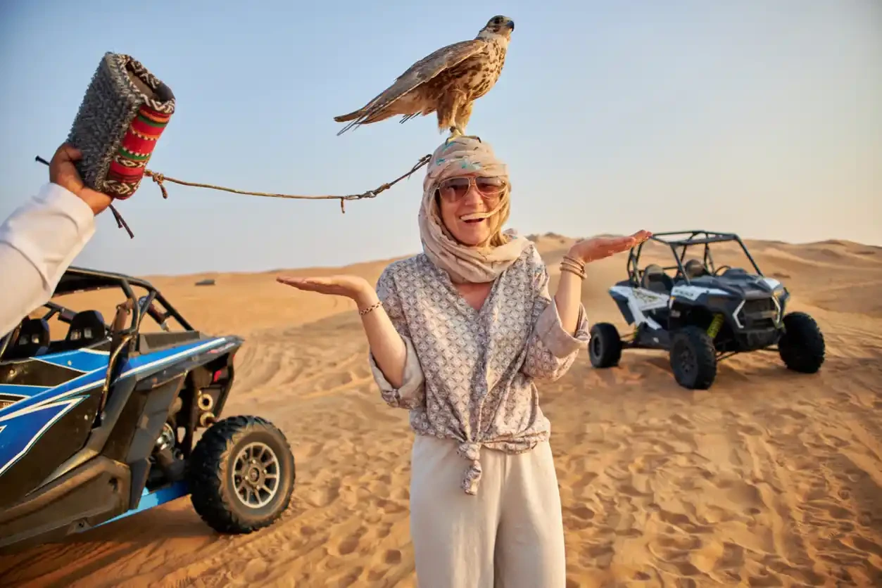 una turista nel safari deserto, Dubai o Abu Dhabi