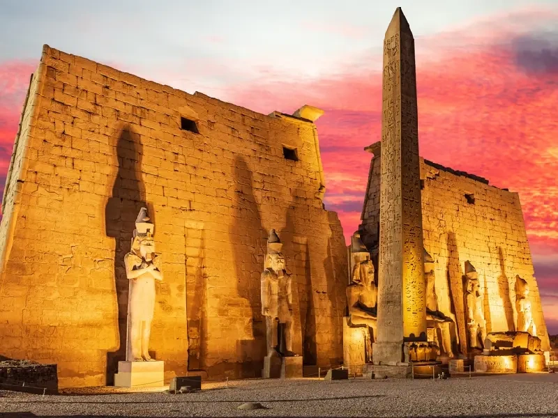 Cosa rende il Tempio di Luxor un sito archeologico unico?