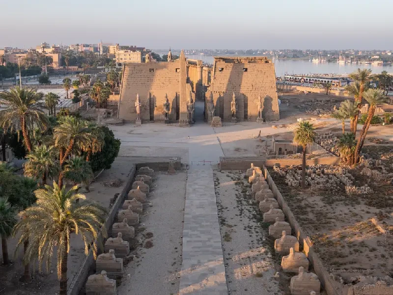 Come si presenta il Tempio di Luxor nell'esperienza moderna?