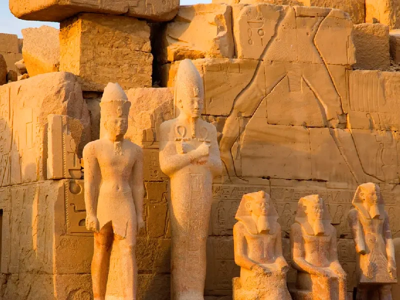 Chi erano Amon, Mut e Khonsu e perché erano venerati qui?