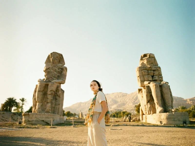 una donna davanti a colossi di memnone, colossi di memnone