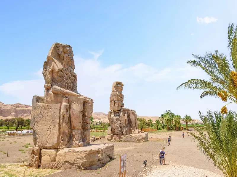 la maestosità delle statue, colossi di memnone
