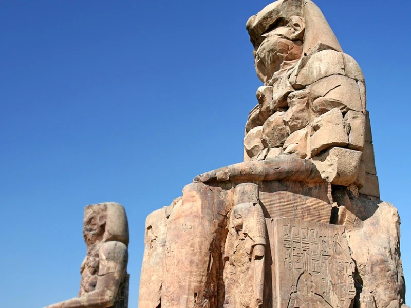 l’enormità delle statue, colossi di memnone