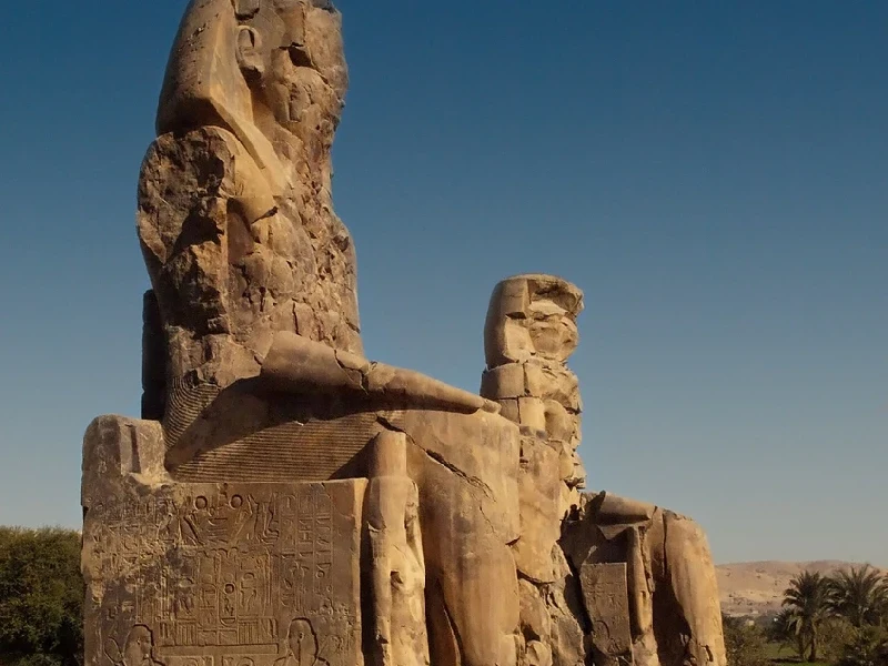la grandiosità delle statue, colossi di memnone