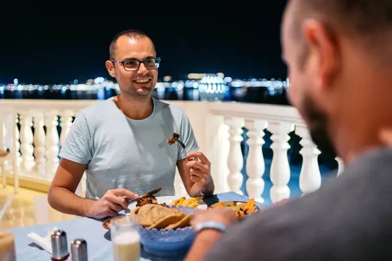 Uomo che cena in egitto, cibi tradizionali egiziani