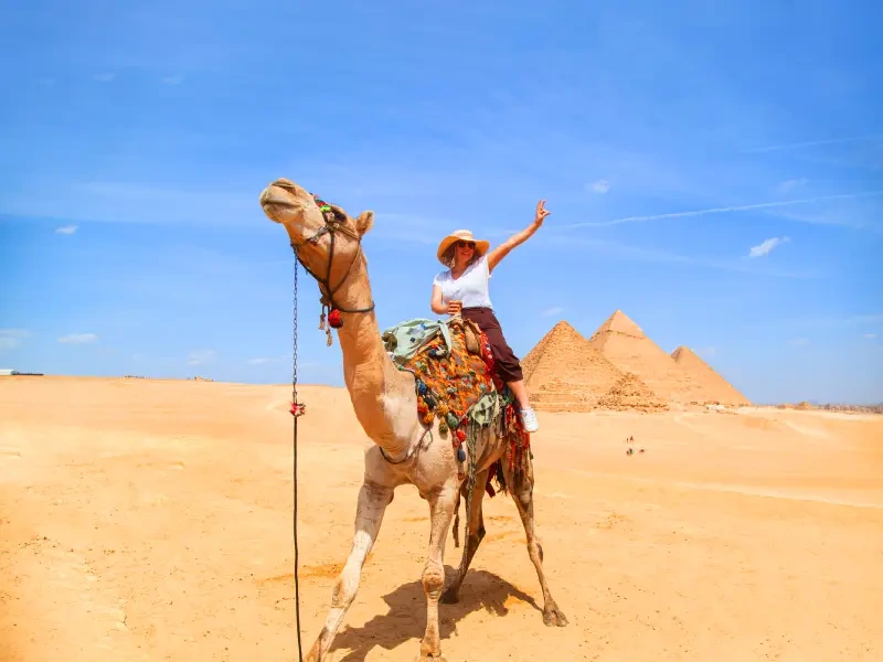 Piramidi Giza e tanti genti