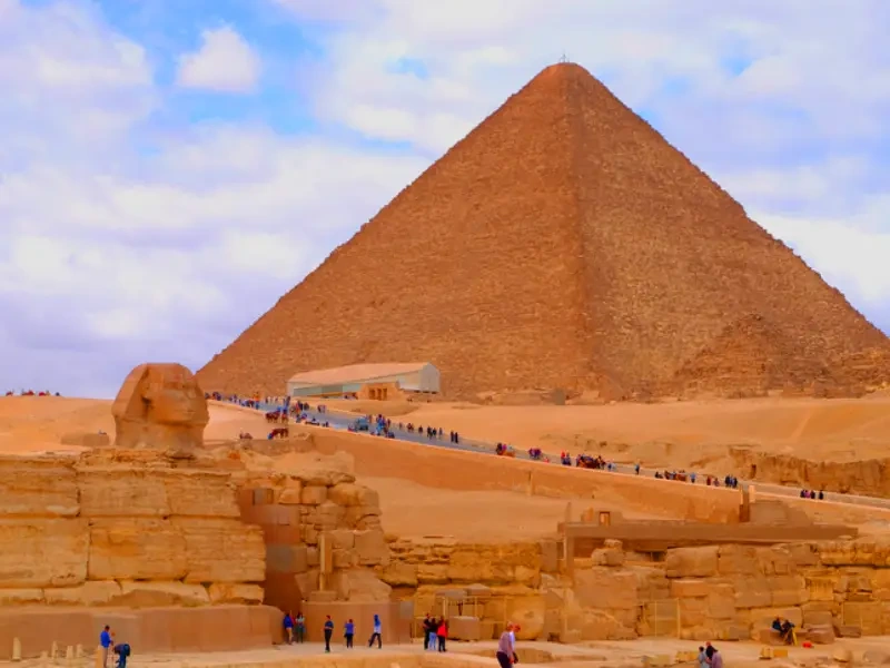 Piramidi Giza e tanti genti