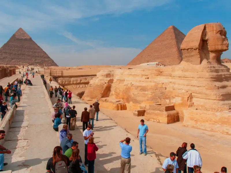 Piramidi Giza e tanti genti