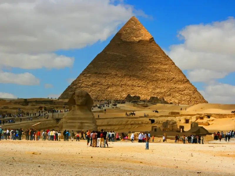 Piramidi Giza e tanti genti