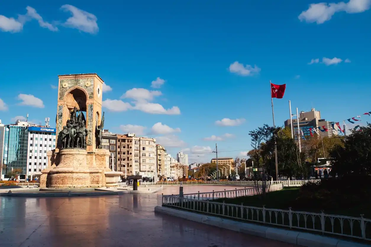 la statua di Taksim Cumhuriyet Anıtı , Piazza Taksim Turchia