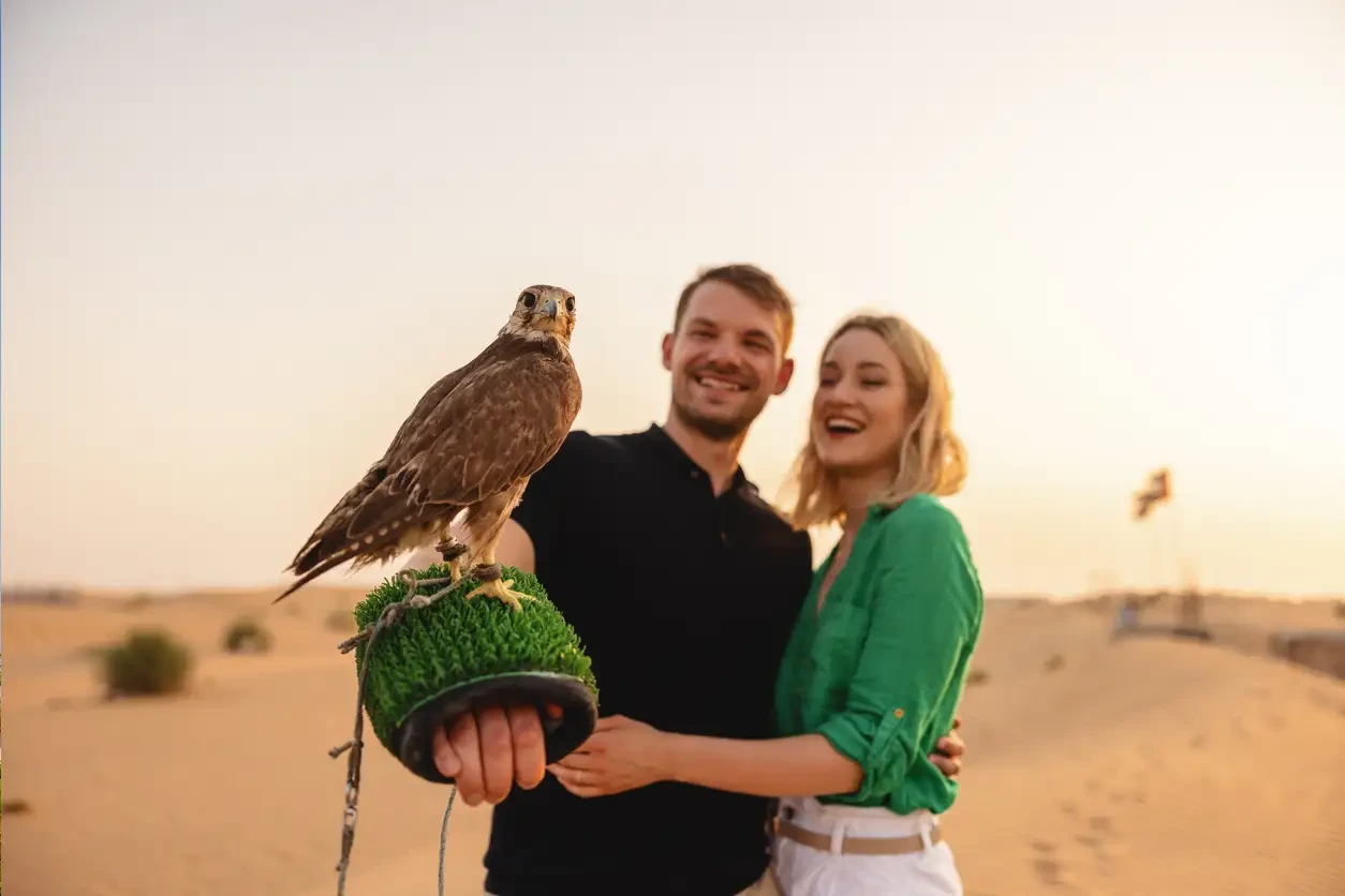 una coppia nel deserto di dubai , Dubai e abu dhabi