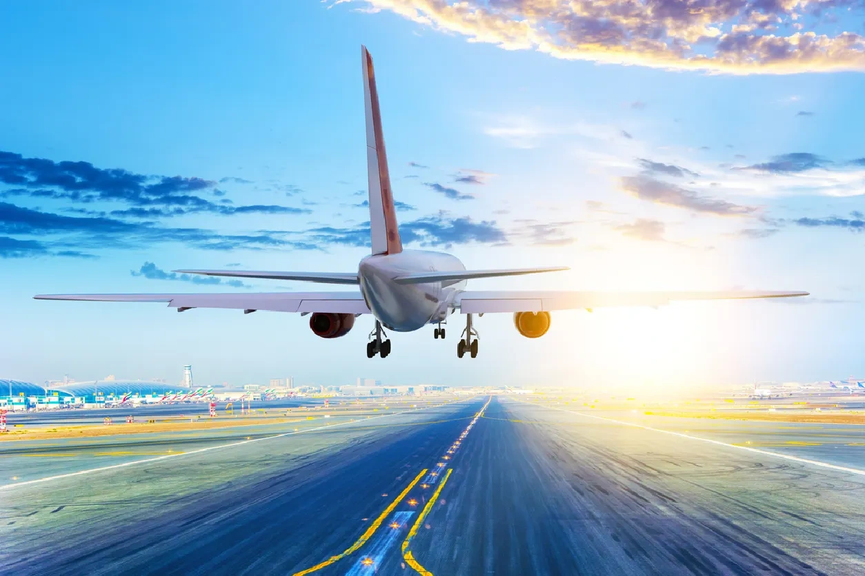 un aereo nel aeroporto di dubai , quanto costa un viaggio a dubai 