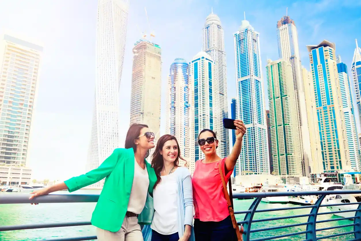 un gruppo di turisti a dubai , Dubai a Marzo