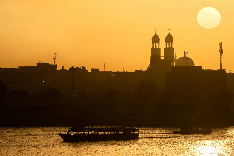 una faluca en el nilo puesta de sol