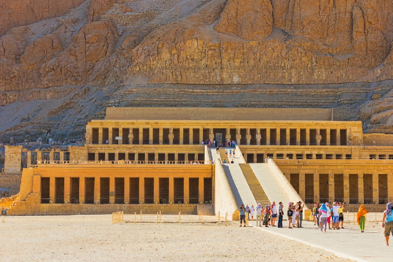 los Turistas en el Templo de Hatshepsut en Luxor