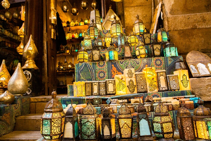 una Calle llena de Faroles de Ramadán en El Cairo