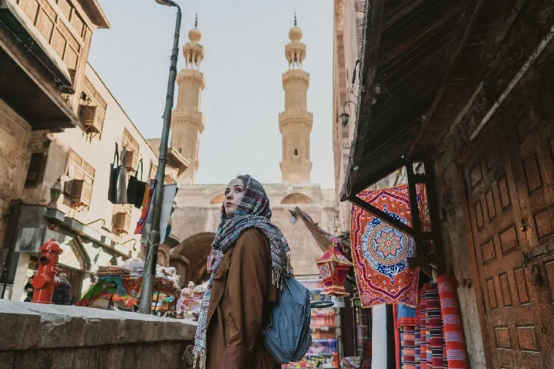 una turista in visita al Cairo, viaggiare sicuri egitto