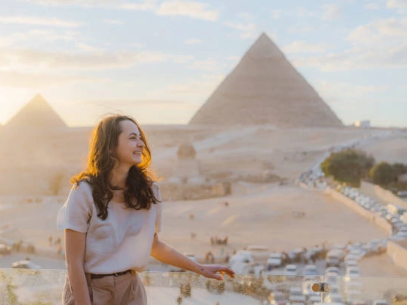 una donna alle piramidi