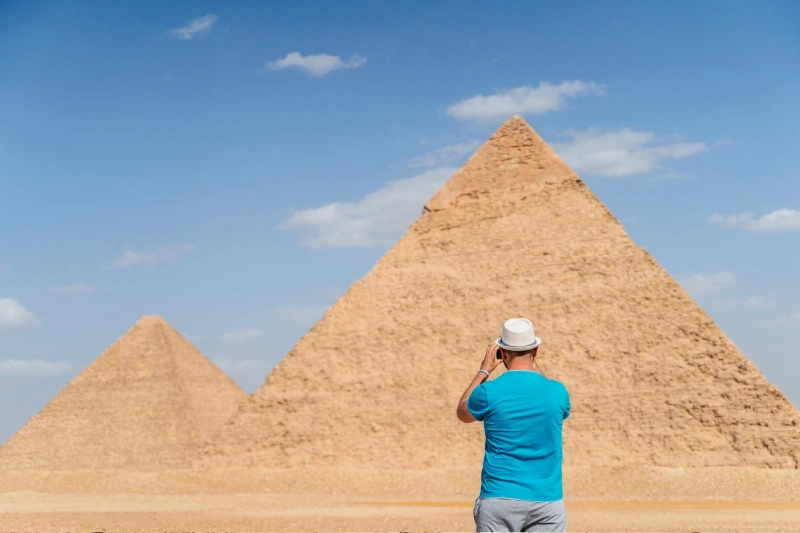 un uomo fotografo la piramide