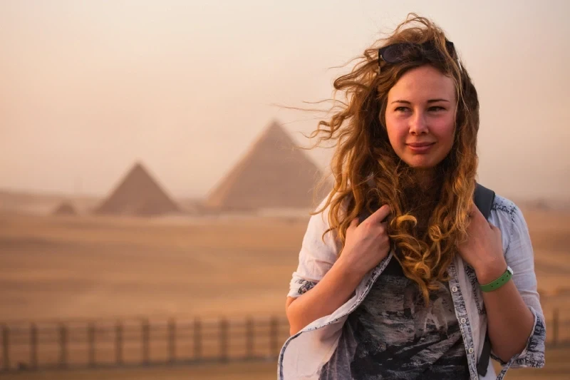 una ragazza davanti a una piramide