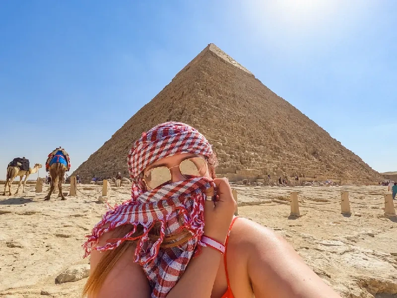 una danna davanti alla piramide di cheope