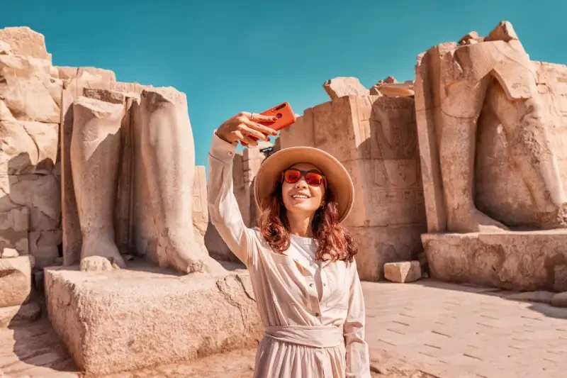 Donna Scatta un Selfie a Luxor
