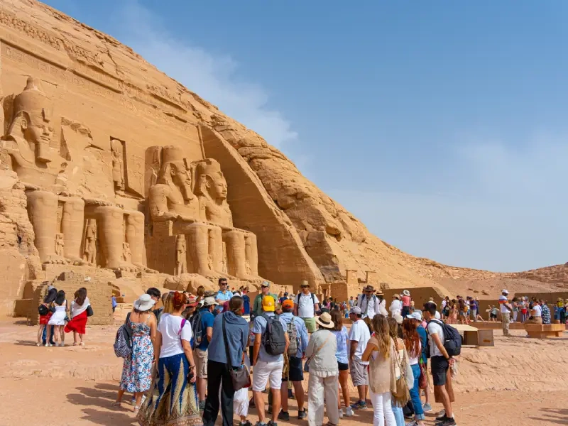 Turisti nel Tempio di Abu Simbel