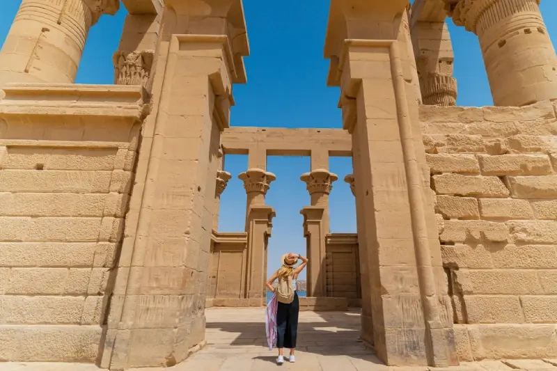 Donna nel Tempio si Philae 