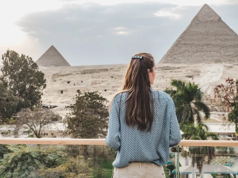 Rgazza Dvanti alle PIramidi di Giza
