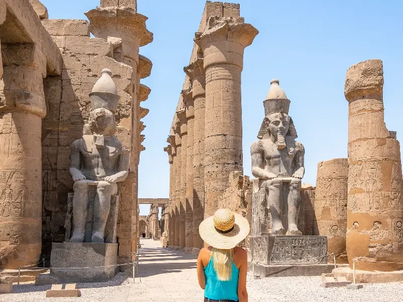 Una donna nel tempio di Luxor
