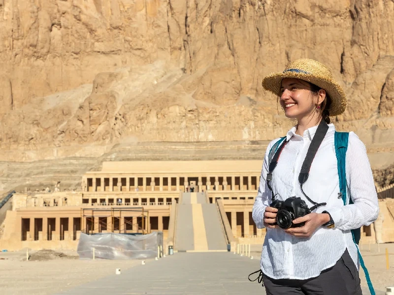 Una donna nel tempio di Hatshepsut