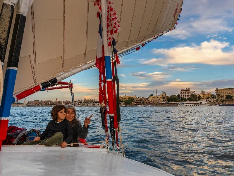 una piccola famiglia su una feluca 
