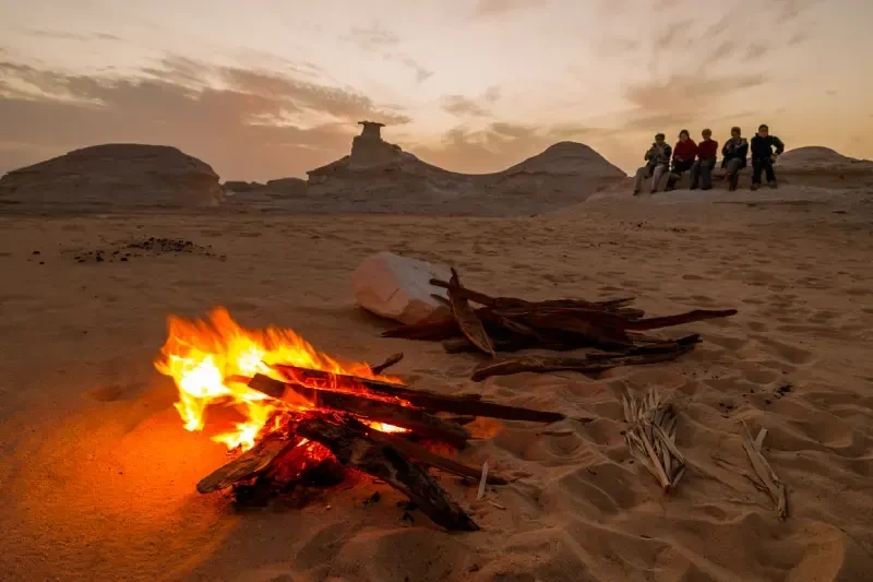 Deserto con fuoco e tanti uomini