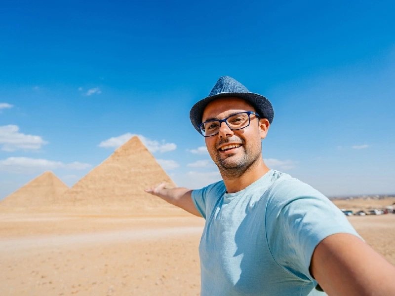 un uomo alle piramidi