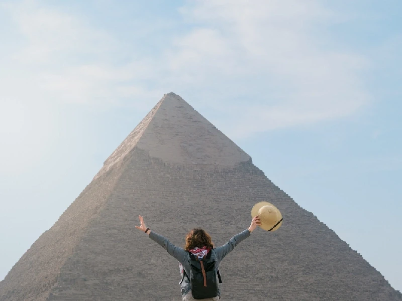 una donna alla piramide di Chefren
