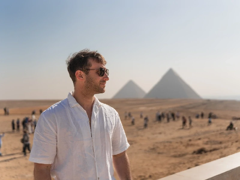 un uomo alle piramidi