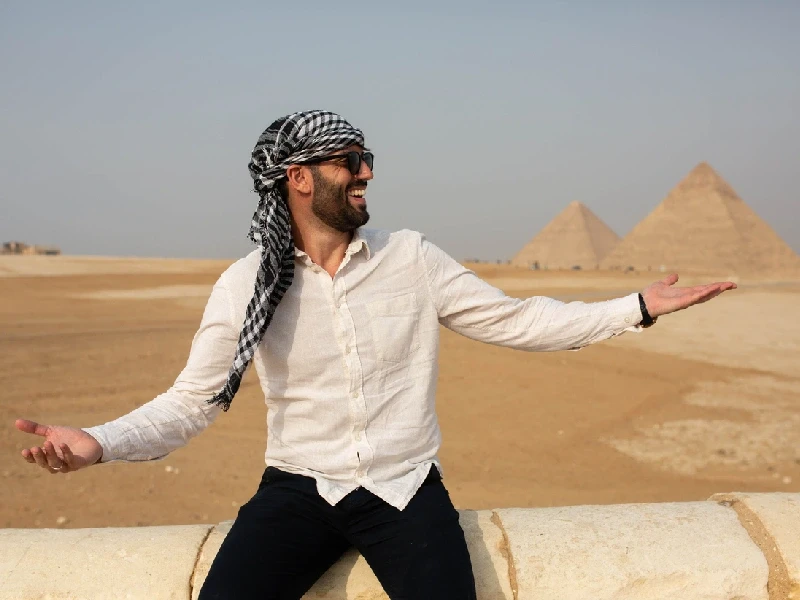 un uomo alla piramide di Chefren