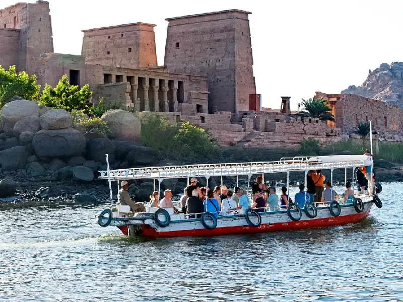 Turisti nel Tempio di Philae