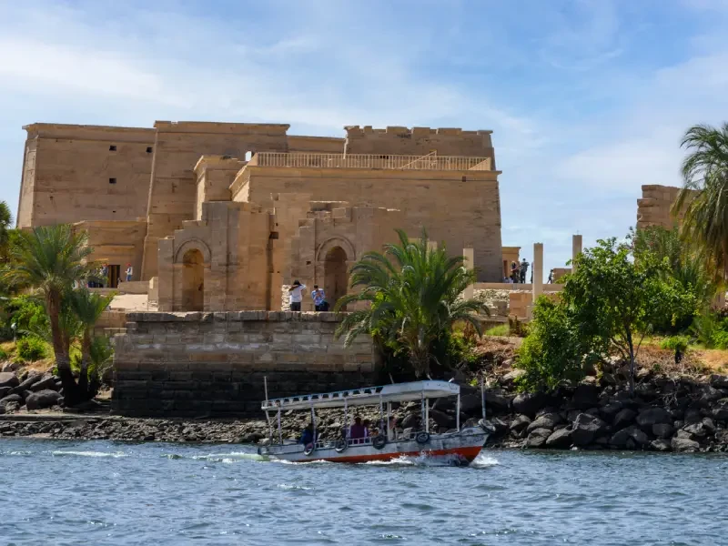 Turisti che visitano il Tempio di Philae ad Assuan