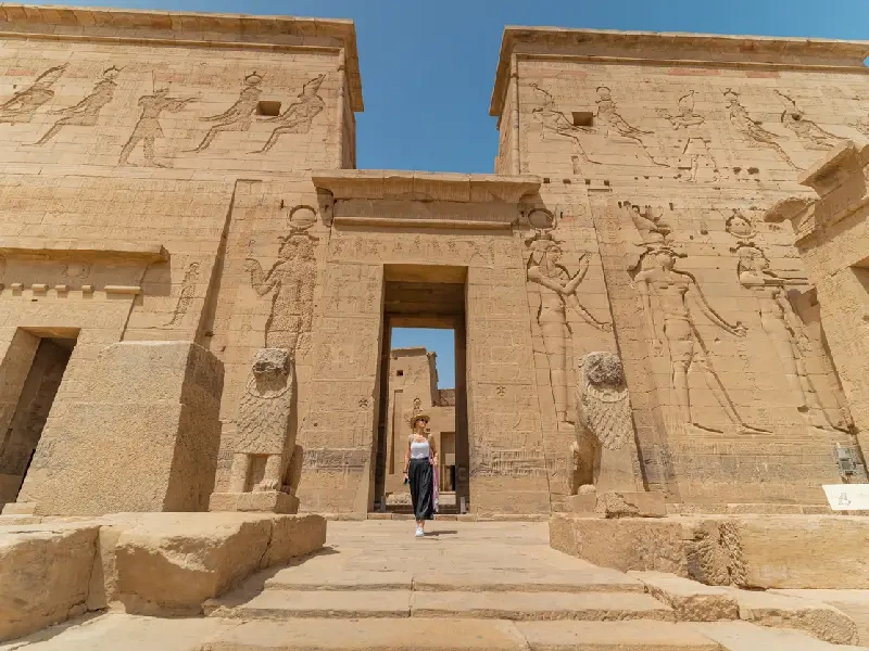 Una donna nel Tempio di Philae 
